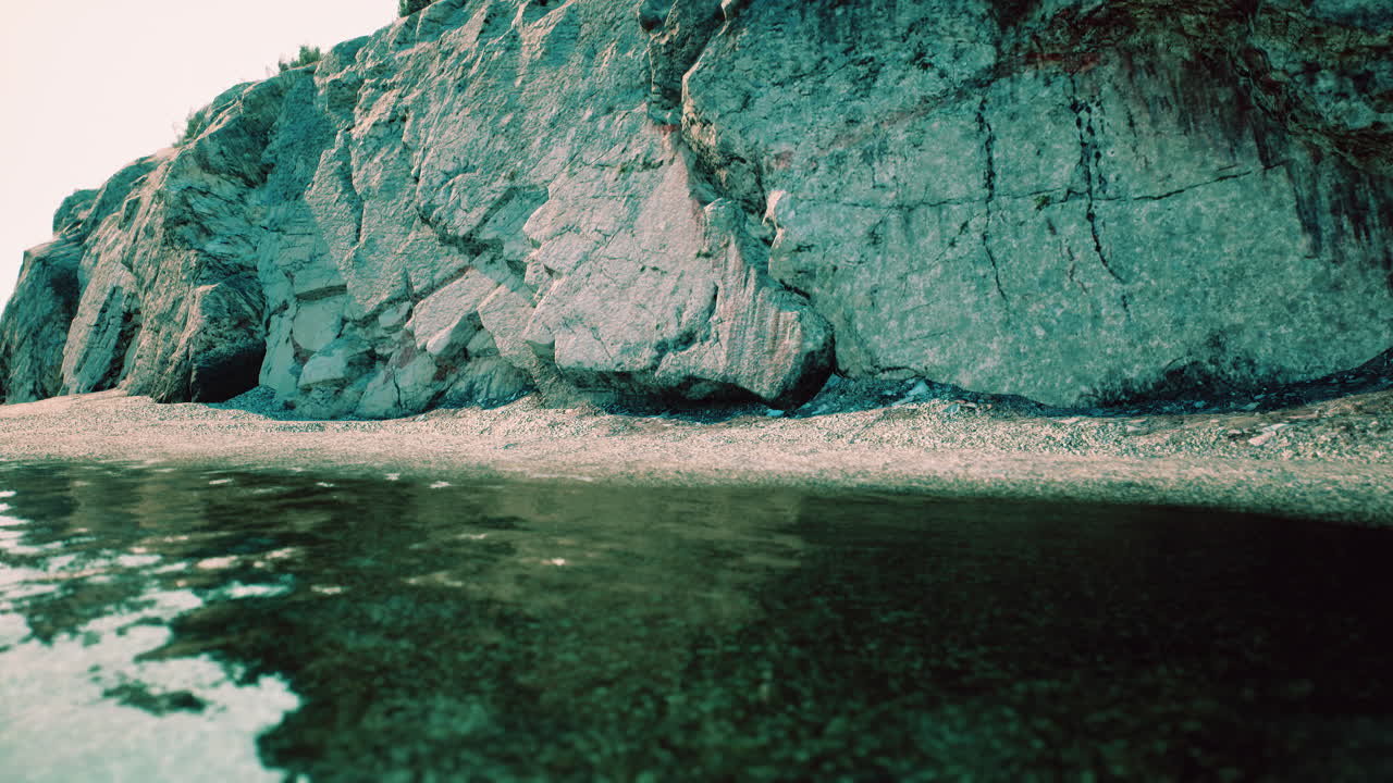 바다를 내려다보는 바위 절벽