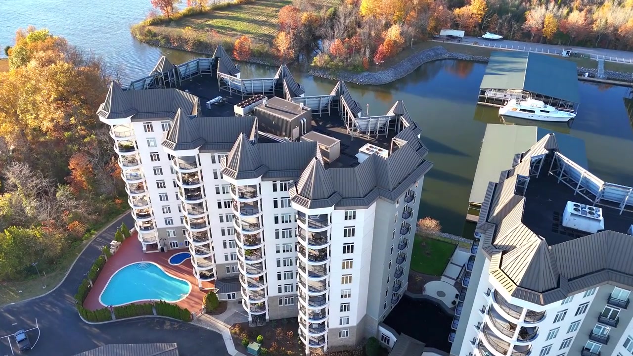 Riprese aeree con drone che volano verso un resort ad Ashland City, TN, in autunno, mostrando i colori autunnali.