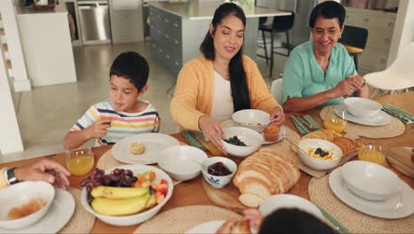 Familia,-Desayuno-Y-Uvas-En-La-Mesa-Para-Comer