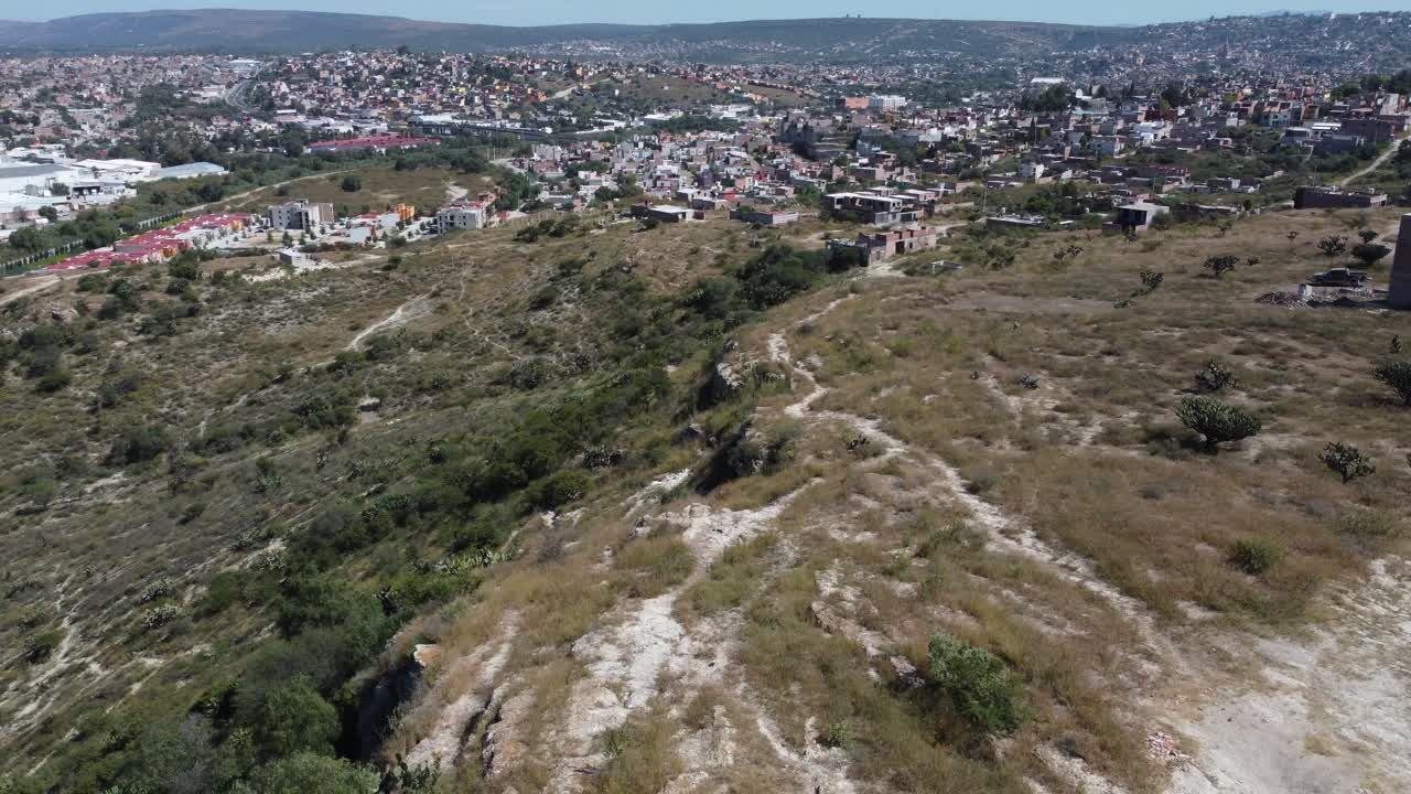 gente montando caballos en una montaña con la hermosa vista de la capital de guanajuato como fondo