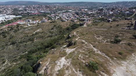 Leute,-Die-Pferde-Auf-Einem-Berg-Reiten,-Mit-Dem-Schönen-Blick-Auf-Die-Hauptstadt-Von-Guanajuato-Als-Hintergrund