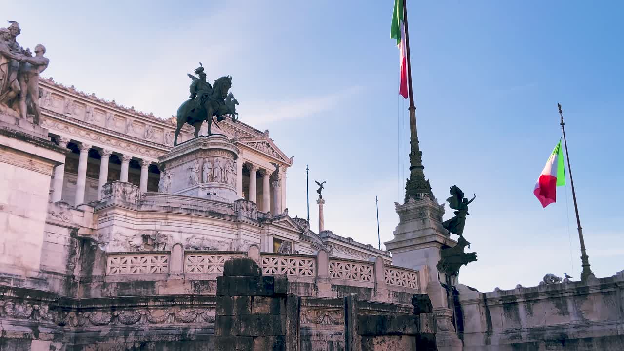 Maestoso esterno dell'Altare della Patria con la bandiera italiana issata - ripresa con movimento tilt up