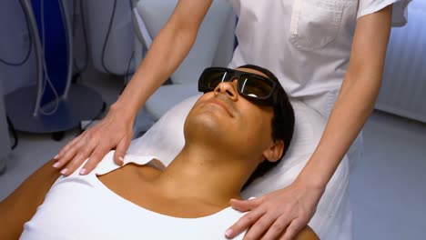 médico que examina el cuerpo del paciente masculino