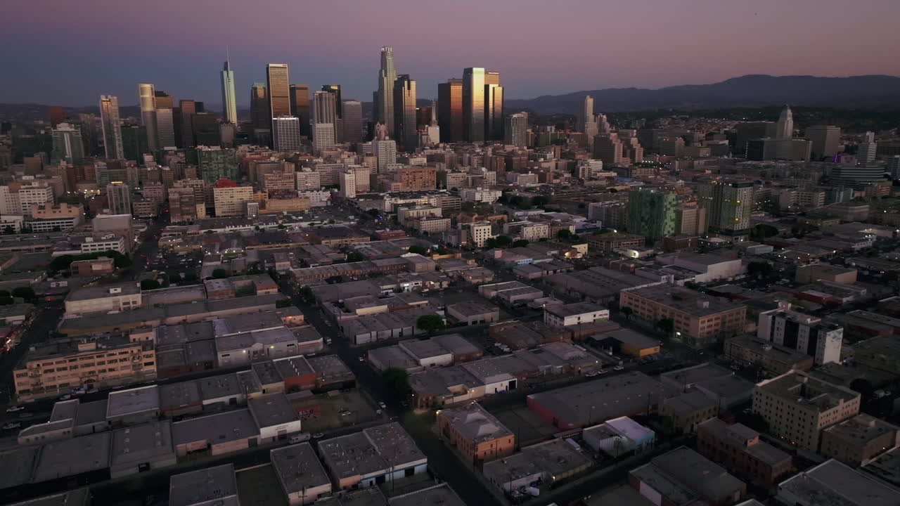 Vista aerea dello skyline del centro di Los Angeles al tramonto.