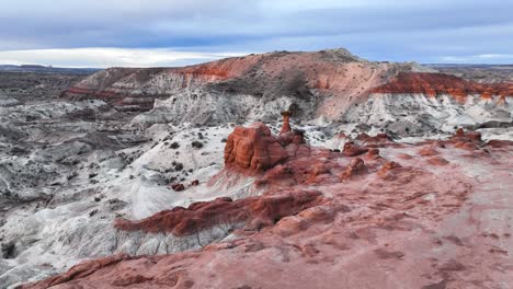 vista aérea de los hoodoos de los hongos en utah, estados unidos - órbita de drones