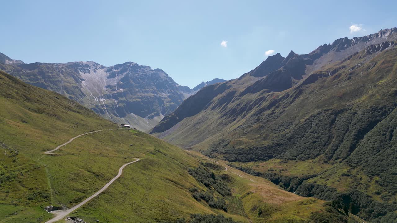 impresionantes imágenes de un dron de un valle alpino en verano