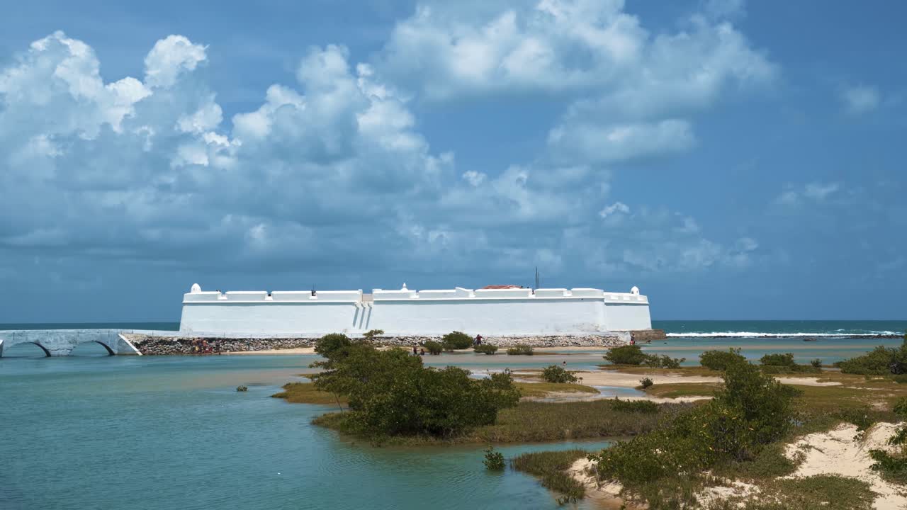 따뜻한 여름날 브라질 리오그란데두노르테의 해안 수도인 나탈의 암초에 지어진 세 현자의 역사적인 요새의 외부 외부를 크게 기울이십시오.