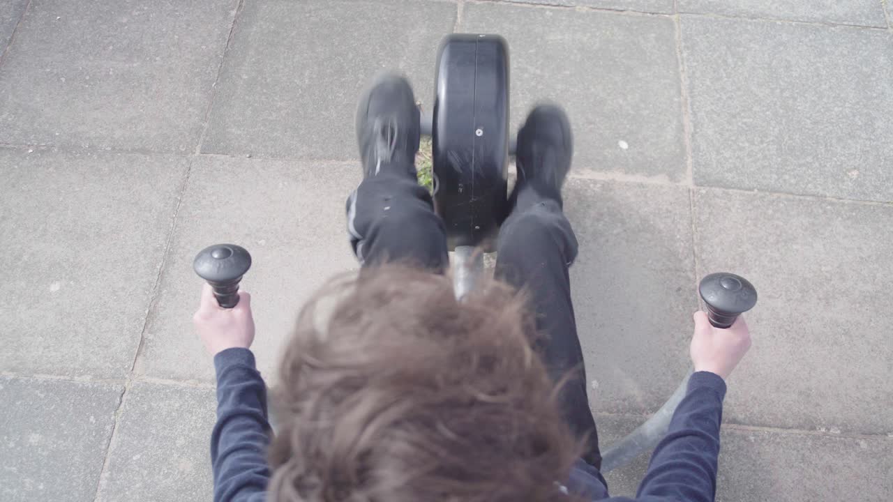 운동 자전거 를 사용 하는 젊은 어두운 머리 를 가진 성인 남성 의 상상