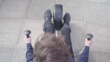 vista aérea de un hombre adulto de cabello oscuro que usa una bicicleta de ejercicio