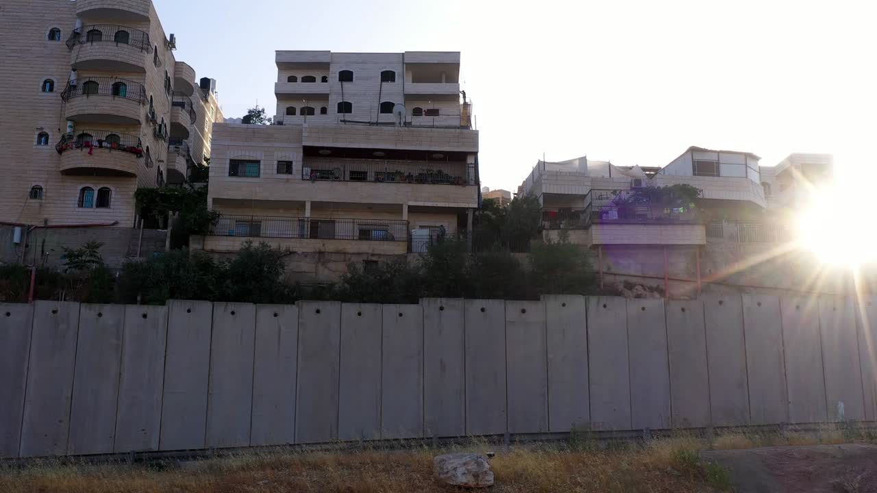 Campo profughi di Anata in Palestina dietro un muro di cemento - vista aerea