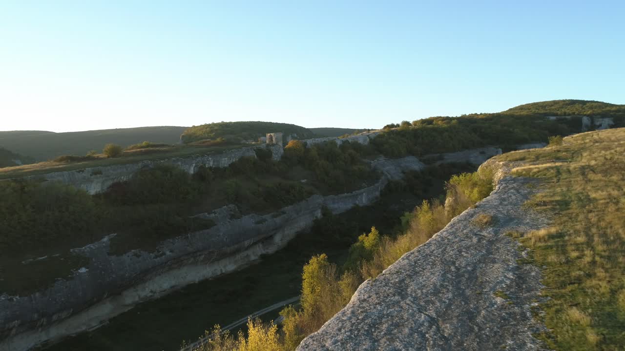 воздушный вид каньона с историческими руинами