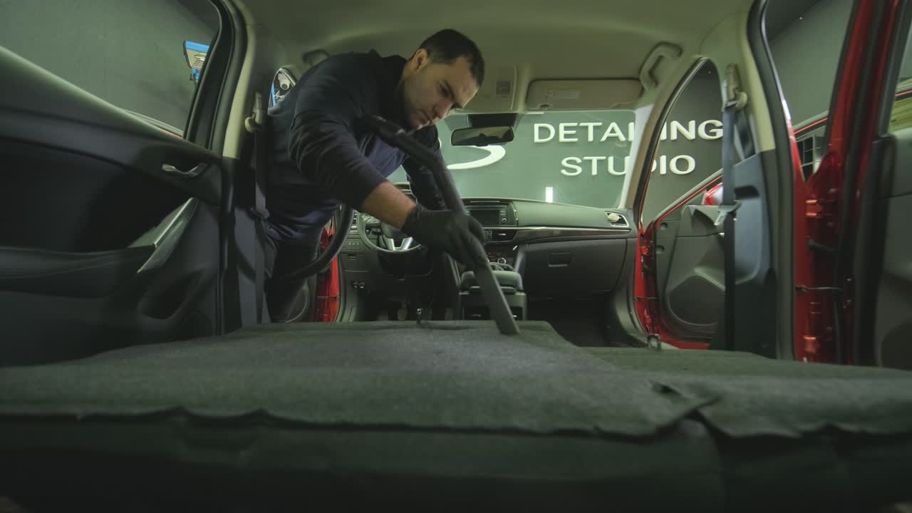 limpieza profesional de automóviles. lavado de sars. detalles interiores. limpieza en seco y detalles del interior de un automóvil. limpeza profunda de la carrocería y los asientos del automóvil. limpia de espuma en el lavado de automóviles; limpieza del panel del automóvil del polvo. un aspirador