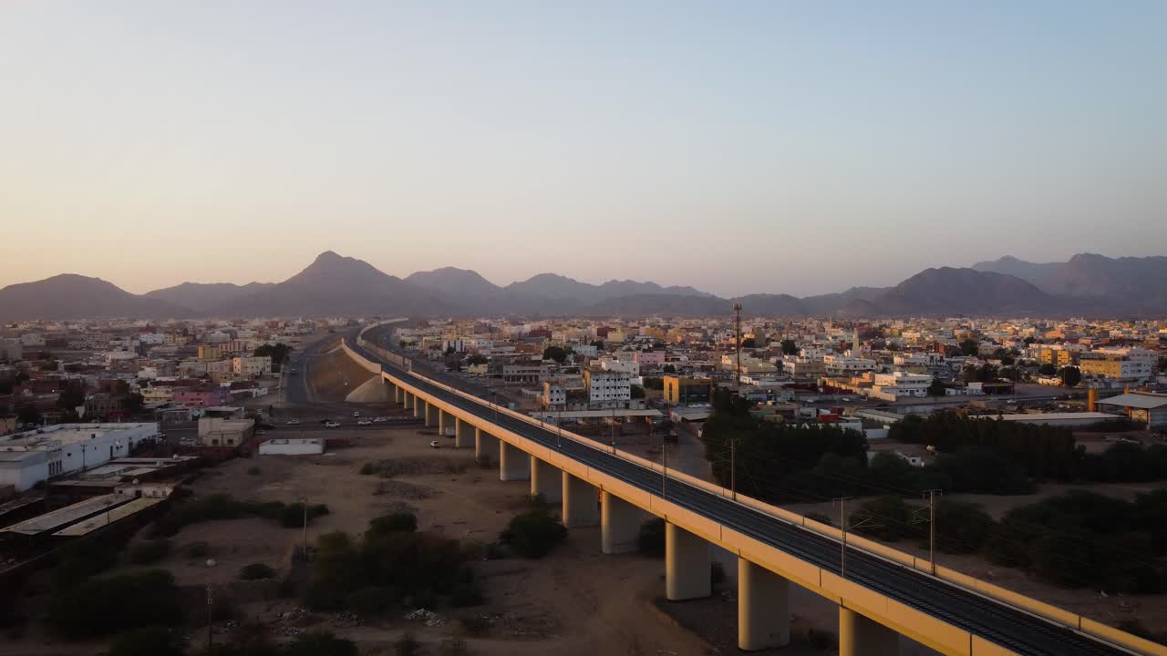 la ciudad de jeddah y las vías del tren que viajan desde la meca hasta la ciudad de jeddah
