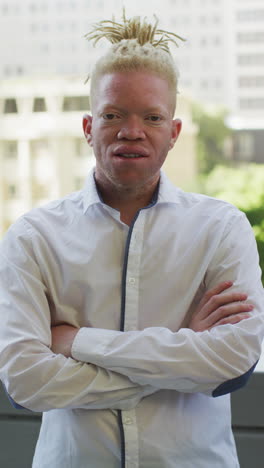 video vertical del retrato de un hombre de negocios afroamericano albino