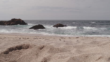 Las-Olas-Ruedan-Suavemente-En-Una-Playa-Del-Norte-De-California