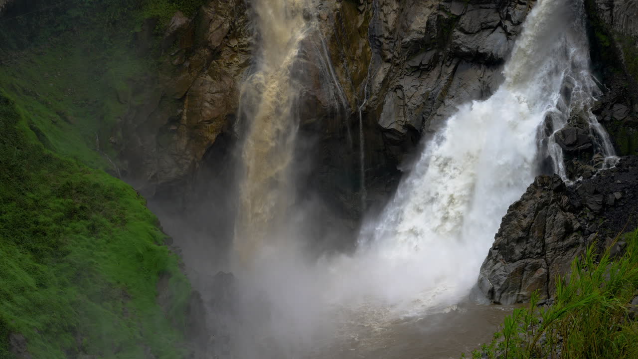 super cámara lenta disparó una gigantesca cascada que se estrellaba en la selva de baños, ecuador