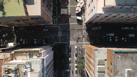 Vista-Aérea-De-Arriba-Hacia-Abajo-De-Gente-Caminando-En-El-Centro-De-Nápoles,-Italia