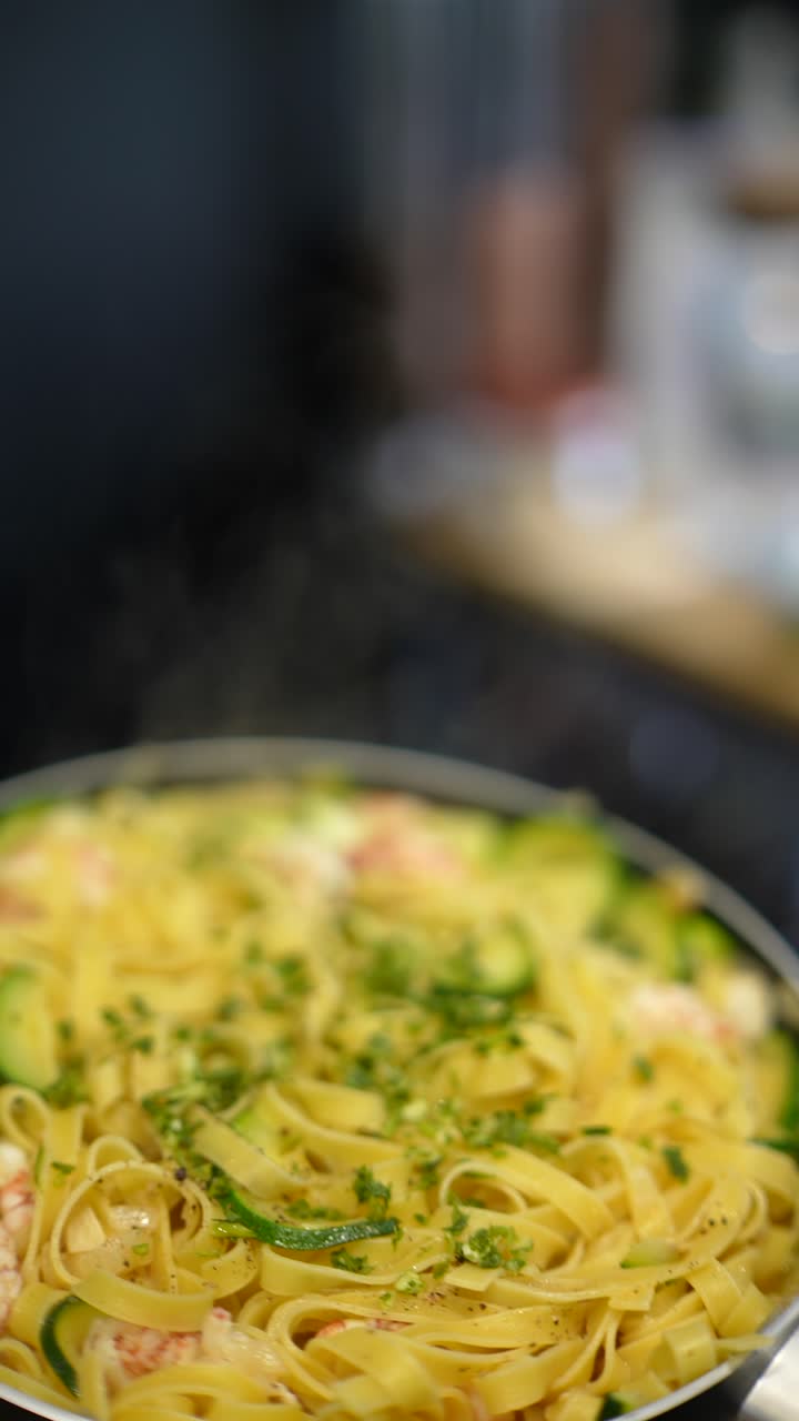 pasta con camarón y calabacín