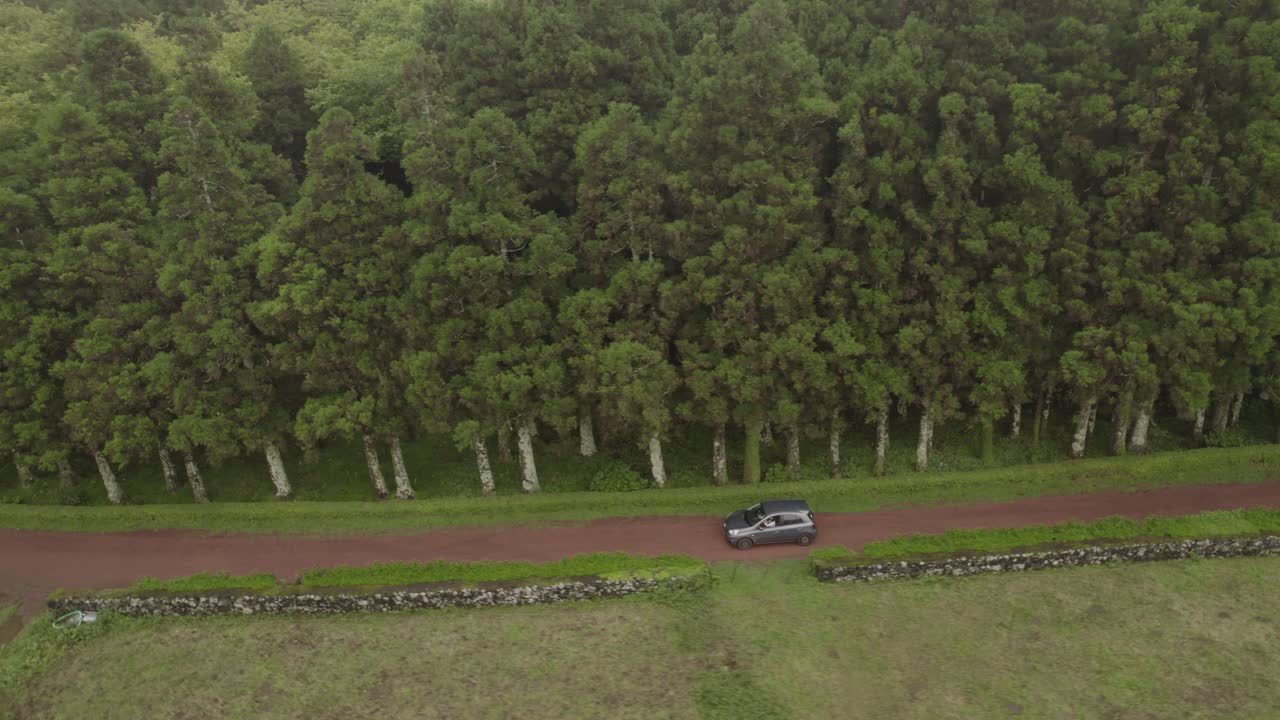 자갈길에서 운전하는 자동차의 드론 보기 - parque florestal das sete fontes