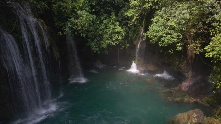 Cascate d'acqua turchese circondate dalla foresta pluviale a Puente de Dios in Messico