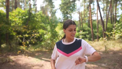 mujer corriendo en el bosque