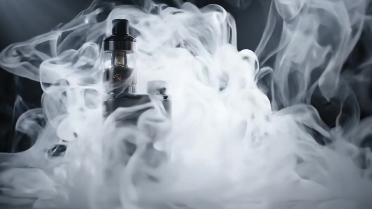 Ein elegantes schwarzes Vape-Gerät, das dicke Dampfwolken in einer dramatischen Lichtkulisse ausstößt und sein Design sowie seine Funktionalität als beliebte Alternative zum Rauchen präsentiert