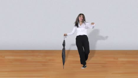 mujer cantando y bailando con paraguas