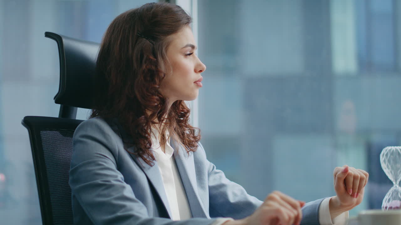 mujer seria hablando capacitación en línea en la oficina de cerca. chica liderando webinar