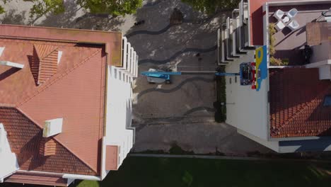 vista aérea de graffiti vibrantes en edificios residenciales, creando un lienzo urbano