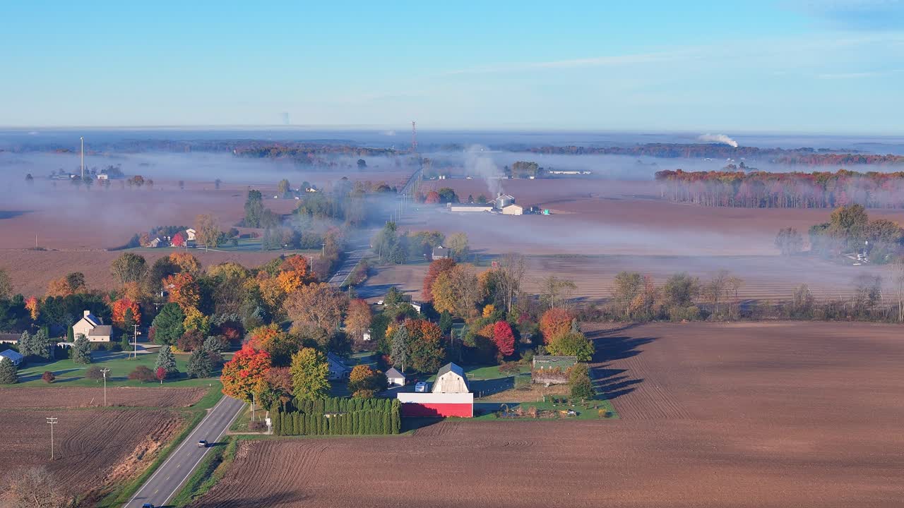 Terreni agricoli del lago Odessa, Michigan, con fogliame autunnale e una nebbia mattutina
