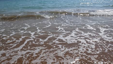 Hermosas-Olas-Tranquilas-Sobre-La-Arena-Marrón-De-La-Playa-De-Lakkos-En-Un-Día-Soleado-Perfecto