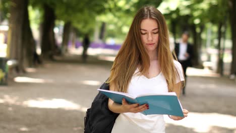 joven estudiante de pie al aire libre