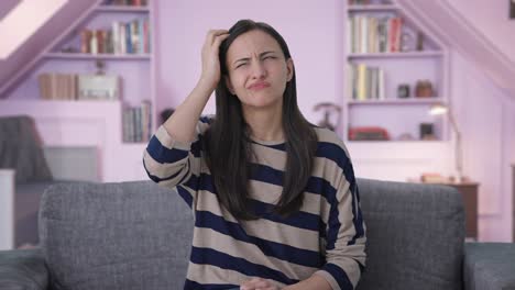 una chica india confundida pensando en algo.