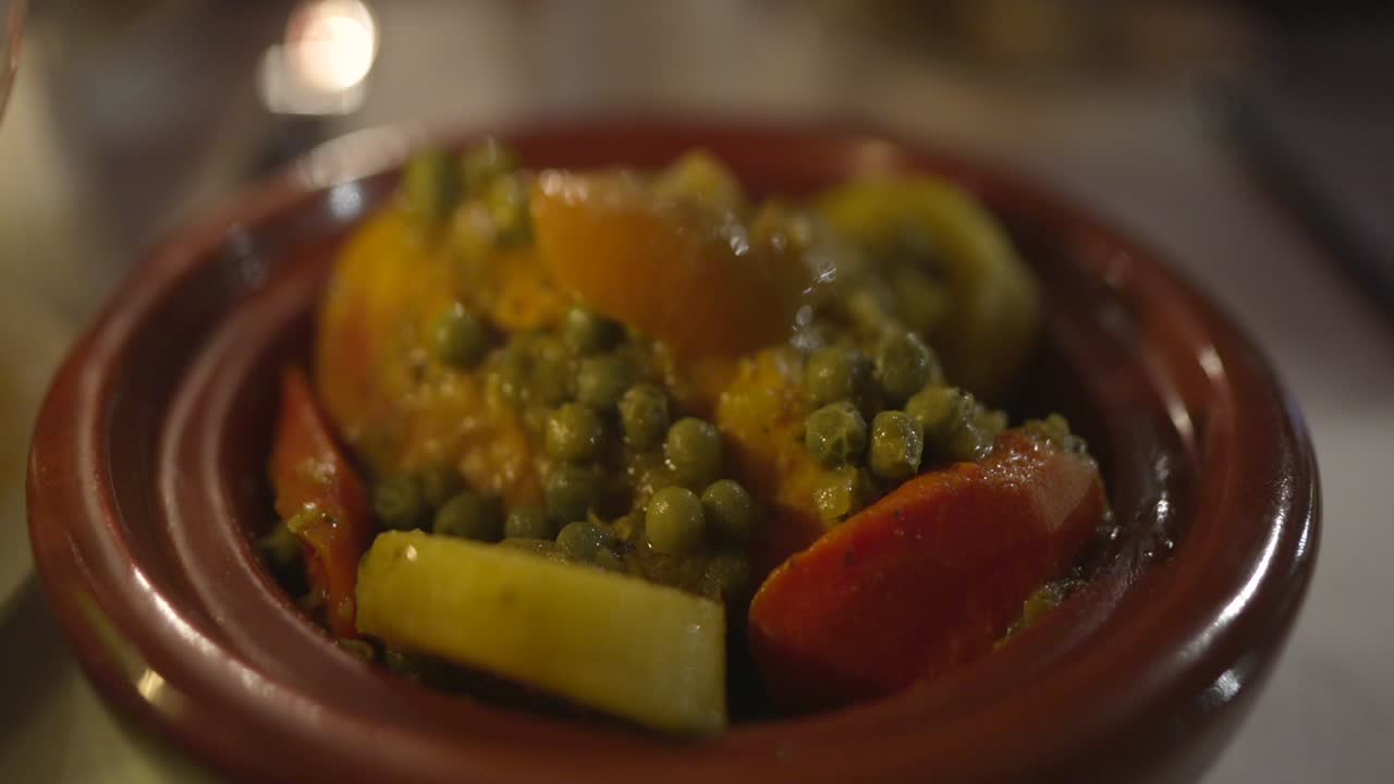 cerrar el plato de pollo marroquí tagine a la luz de las velas