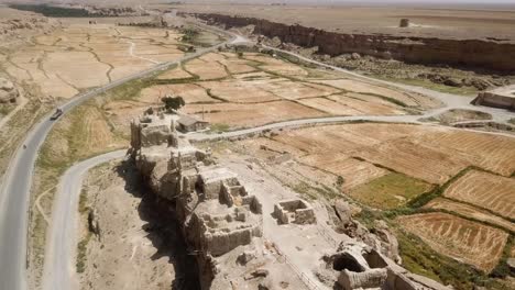 Fliegen-Sie-über-Das-Historische-Schloss-In-Der-Seidenstraße,-Das-Dorf-Izadkhast-In-Fars,-Eines-Der-Größten-Lehmgebäude-Der-Welt.-Antike-Festung,-Widerstand,-Feind,-Sassaniden,-Alte-Traditionelle-Architektur,-Iran-Landschaft