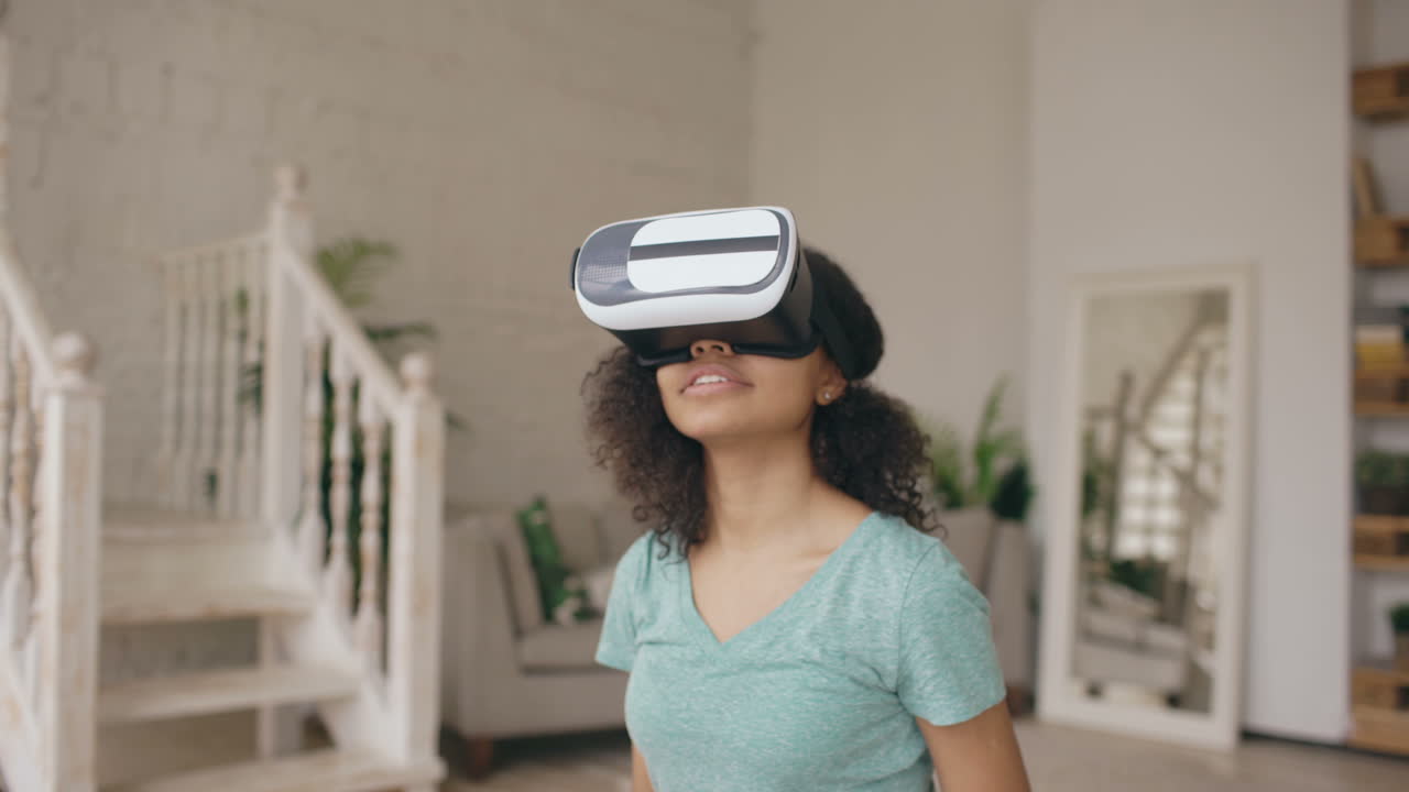 mujer joven experimentando la realidad virtual