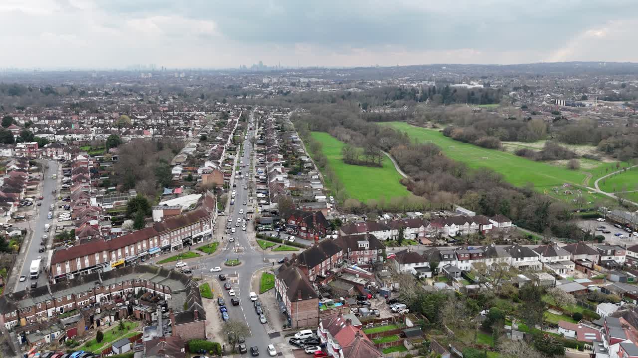 calles y carreteras southgate norte de londres reino unido dron, aire alto pov
