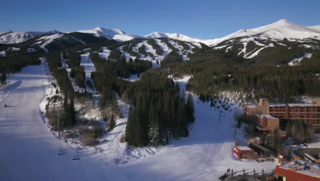 salida del sol vista panorámica estación de esquí de drones puesta de sol de breckenridge montañas y valles invierno puesta de sol de breckenridge pistas de esquí nieve invierno soleado pájaro azulado vista panorámica de cristo dios gente amor octubre de 2018