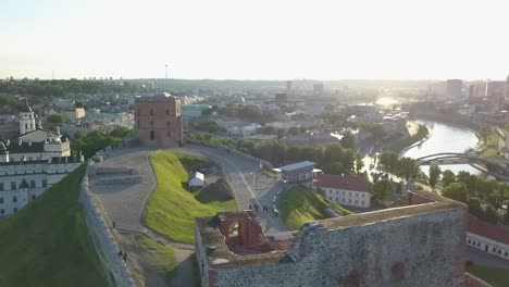 Vista-Aérea-De-La-Torre-Del-Castillo-De-Gediminas-Y-Del-Centro-De-La-Ciudad