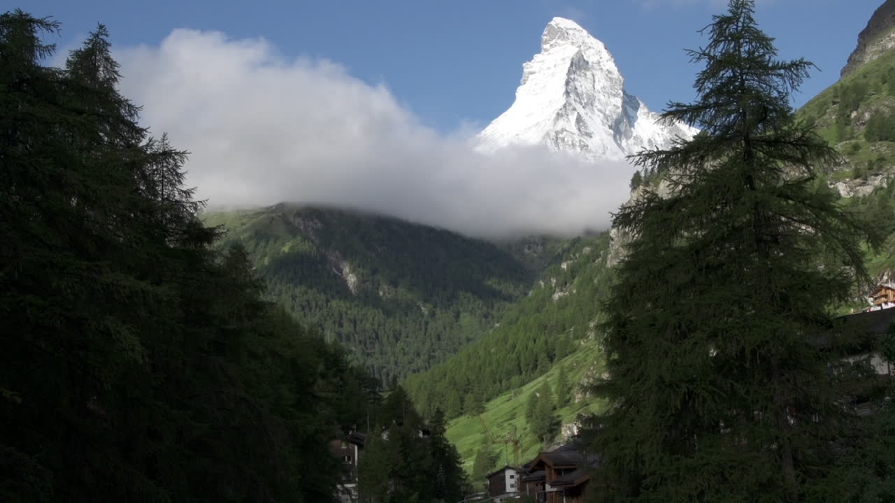 un mirador del monte matterhorn en la ciudad de zermatt