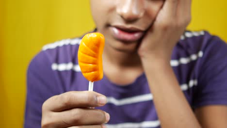 muchacho adolescente con dientes sensibles ,