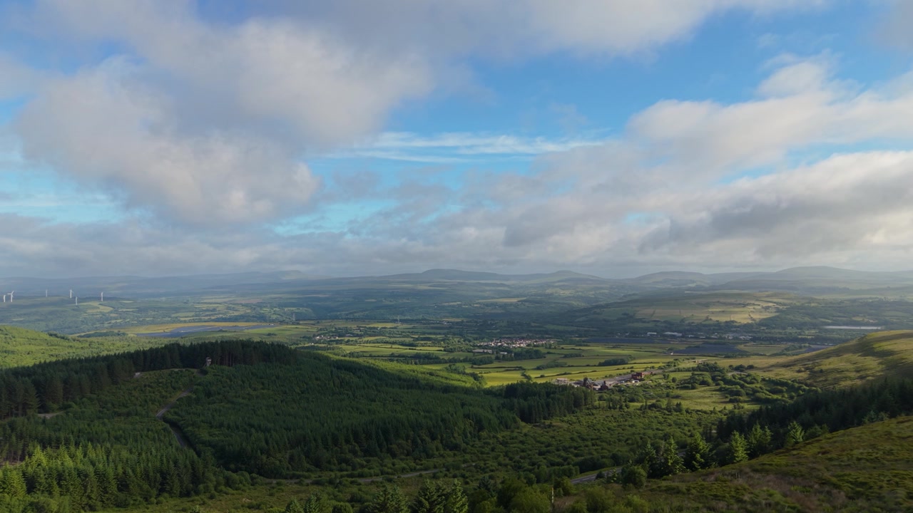 Vista delle Valli del Galles del Sud con una grande foresta e campi aperti verso Hirwaun e Rhigos.