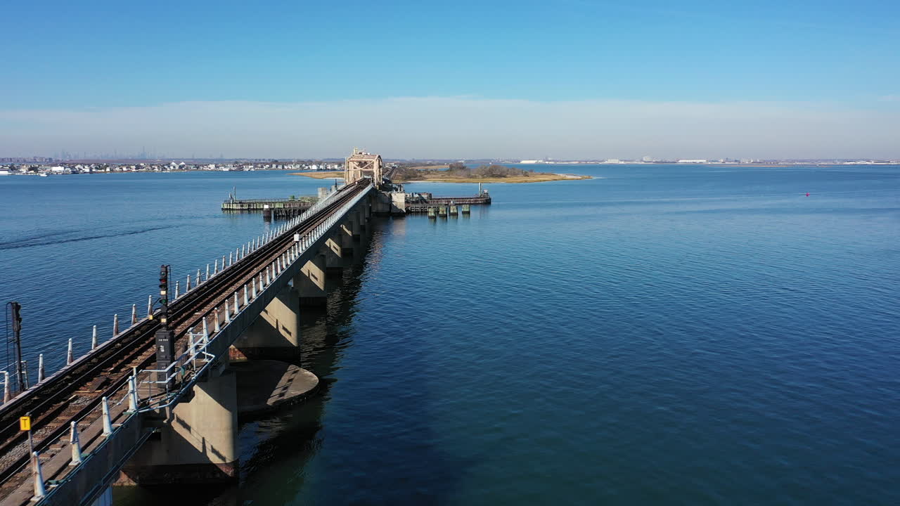 퀸즈, 뉴욕의 풀이 무성한 만 상공에서 공중 촬영