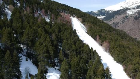 vistas aéreas de estaciones de esquí, diferentes paisajes y espectadores en andorra durante los tiempos de covid