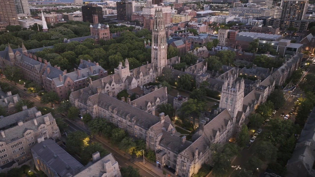 Vista aerea dell'Università di Yale di notte.