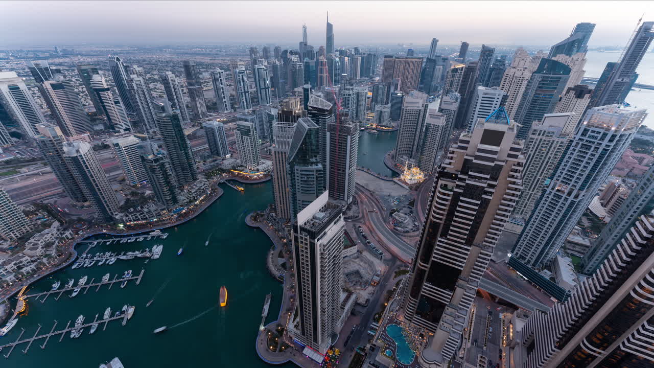 Đường chân trời Dubai Marina lúc hoàng hôn/ban đêm