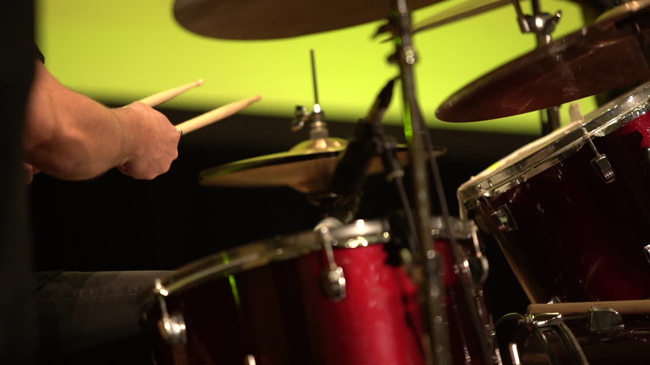 cristiano caucásico hombre blanco tocando la batería en el servicio de adoración de la iglesia cristiana hd cámara lenta de cerca