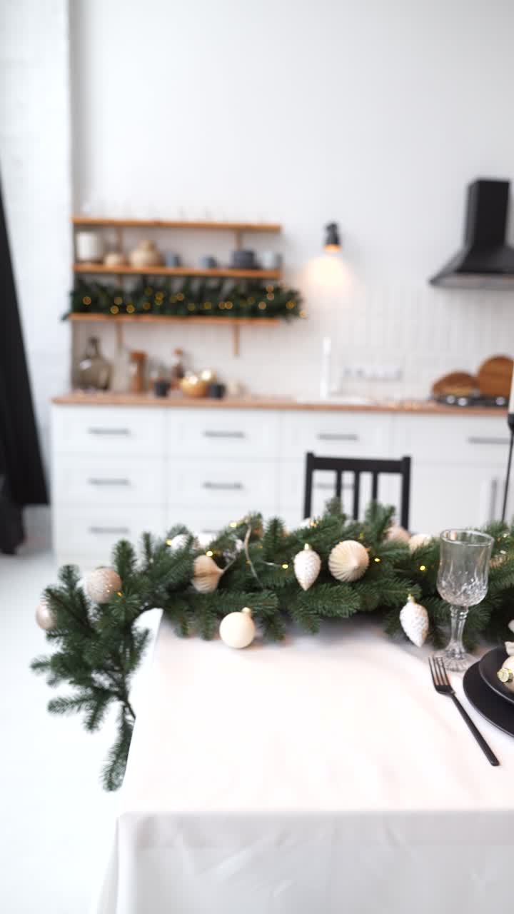 el ajuste de la mesa de la cena de navidad en una cocina moderna