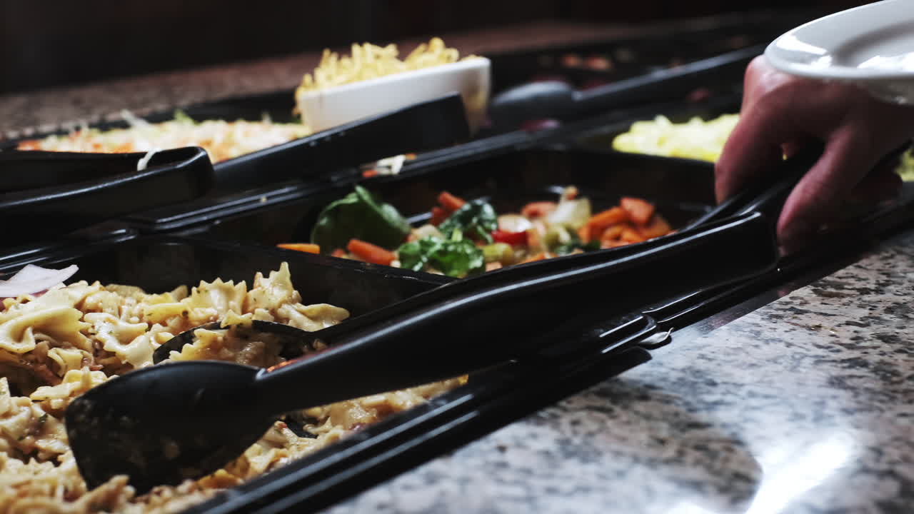 음식, 파스타, 야채로 구성된 풍성한 뷔페