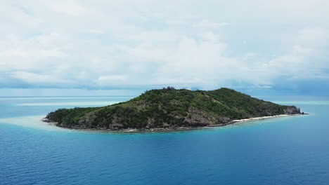 Fidschi-Drohne-Verloren-Auf-Der-Castaway-Insel-Wilson-Im-Urlaub-Surfparadies-Nadi-Resort-Trockenzeit-Korallenriff-Aqua-Tiefblau-Landschaftlich-Sonnig-Schön-Entspannend-Volleyball-Luftaufnahme-Filmisch-Vorwärtsschwenkbewegung